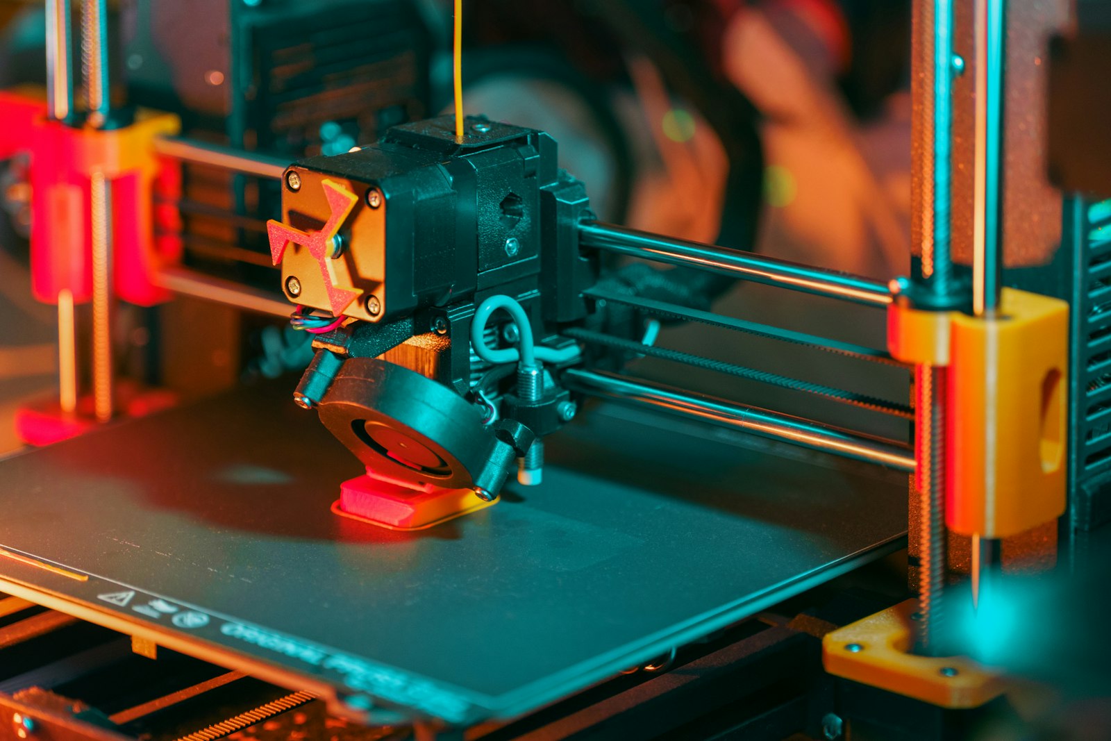 Prototipo in stampa 3D a filamento sul piano di stampa